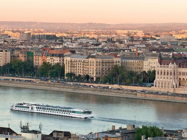 Elvecruiseskip på Donau i Budapest