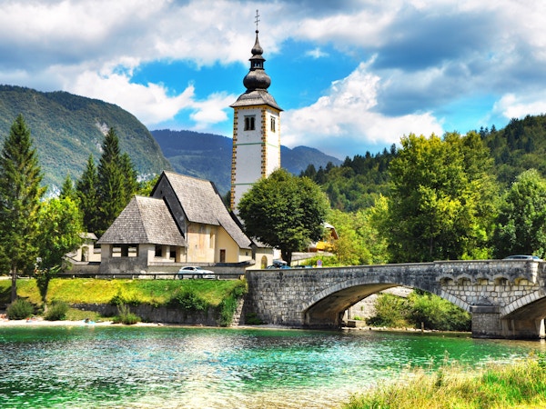 Bohinj-innsjøen, døperen kirke med bro. Triglav nasjonalpark, Juliske alper, Slovenia.