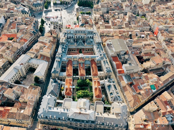 luftfoto av byens bygninger på dagtid