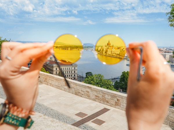 Byutsikt fra Budapest gjennom gule hipster-solbriller