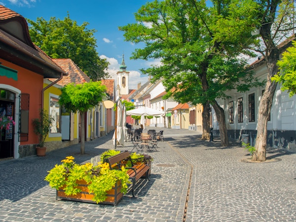 Naturskjønn utsikt over gamlebyen i Szentendre, Ungarn på en solrik sommerdag. Szentendre er en kunstby og et populært reisemål for turister som bor i Budapest