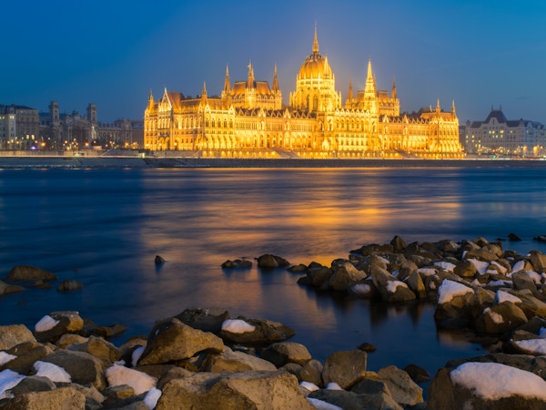 Ungarsk parlament om natten om vinteren