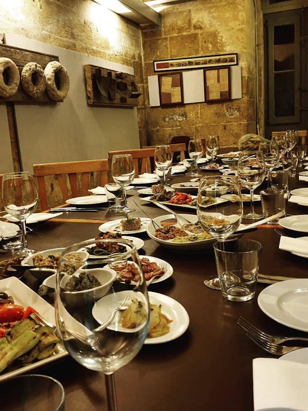Dekket bord med småretter innendørs på restaurant Tal-Petut på Malta