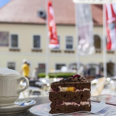 Kake og kaffekopp på torg i Wien