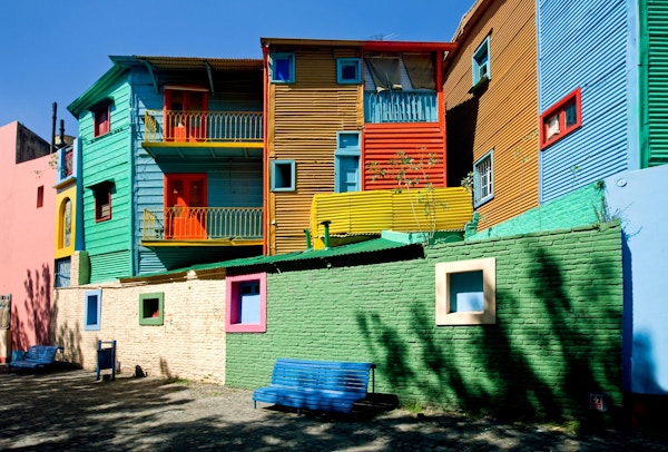 Fargerike hus i La Boca, en berømt del av Buenos Aires, Argentina.
