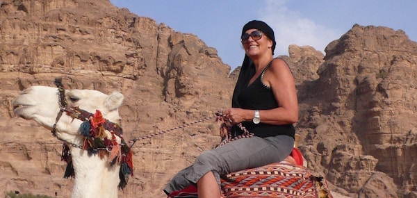 Reiseleder Kristi Alfredsen nyter turen på kamelryggen i Jordan!