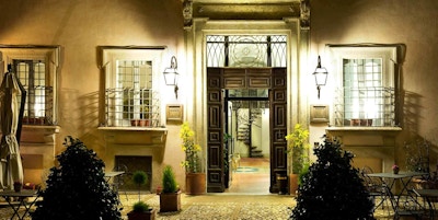 Fasaden til Hotel Antica Dimora Alla Rocca i Trevia, Italia.