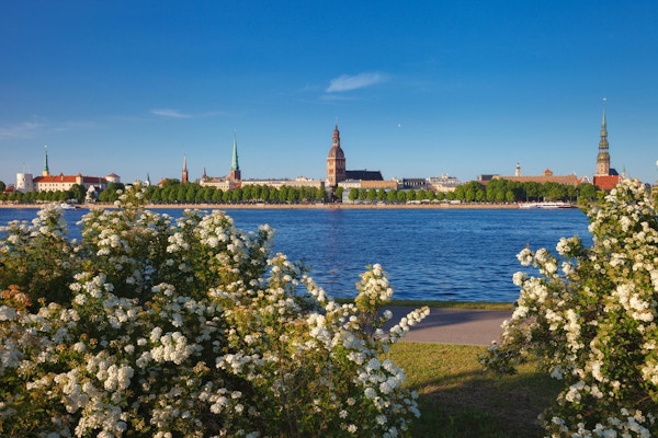 Vårutsikt over gamlebyen i Riga og Daugava-elven. Riga, Latvia.