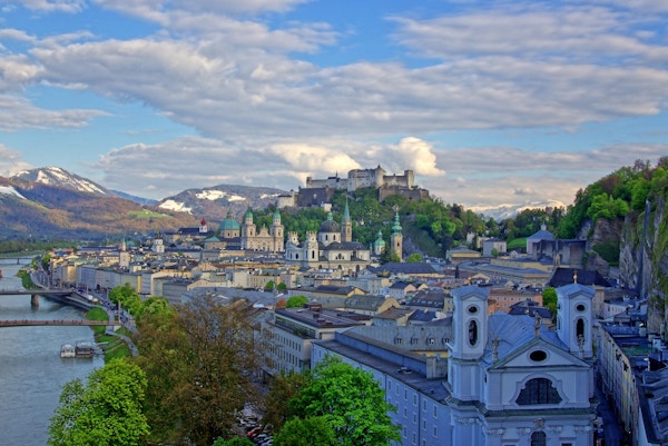 Oversiktsbilde over Salzburg, Hohensalzburg festning.