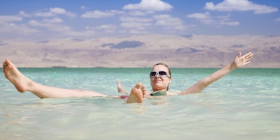Bading i Dødehavet er populært.