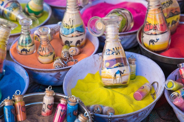 Suvenirer fra Jordan - flasker med sand, ørkener og kameler.