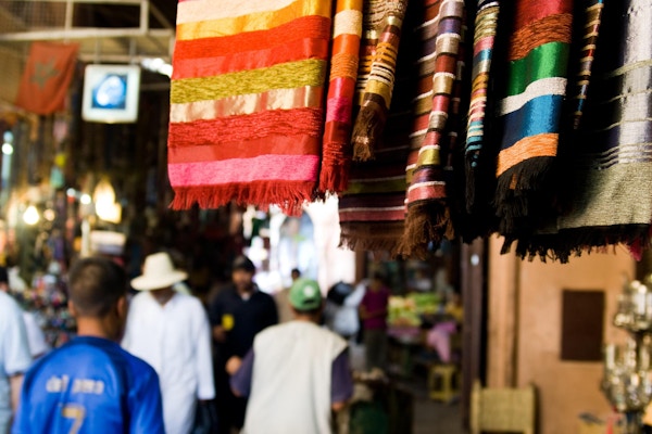 Tekstiler på marked torget i Marrakesh.