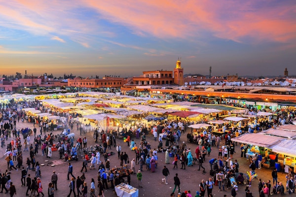 Berømte Djemaa El Fna-torget i tidlig kveldslys, Marrakech, Marokko med Koutoubia-moskeen, Nord-Afrika.