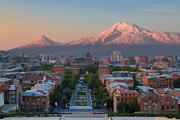 Yerevan, hovedstaden i Armenia, soloppgang med Mount Ararat i bakgrunnen.