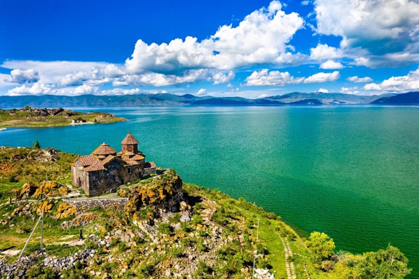 Flyfoto av Hayravank kloster ved bredden av Sevansjøen i Armenia