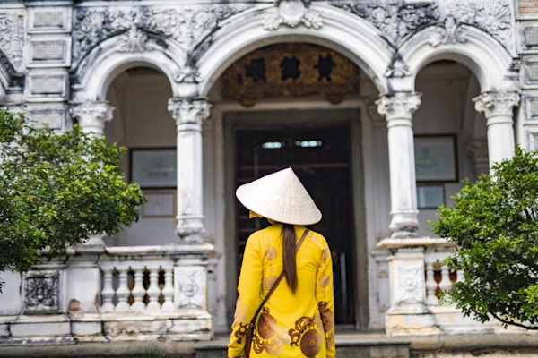 Kvinne utenfor hus i Vietnam.
