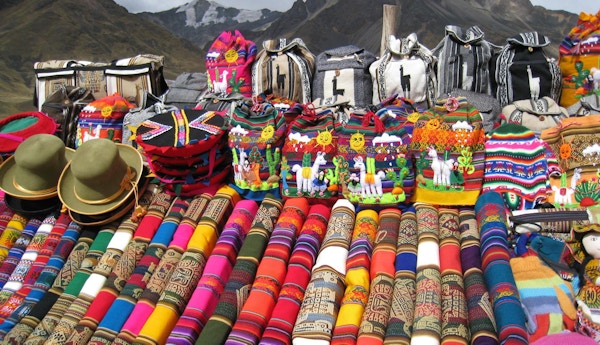 Diverse gjenstander på marked i Peru.