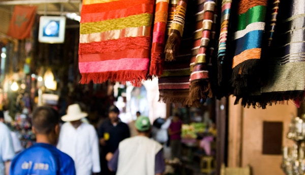 Tekstiler på marked torget i Marrakesh.