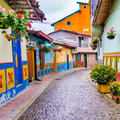 Vakker og fargerik gate i Guatape sentrum, kjent som byen Zocalos, med vakkert utskårne og dekorerte 3d-motiver. Colombia