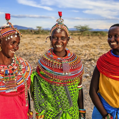 Gruppe av afrikanske kvinner fra Samburu-stammen, sentrale Kenya, Afrika. Samburu-stammen er en av de største stammene i det nordlige sentrum av Kenya, og de er relatert til Maasai.