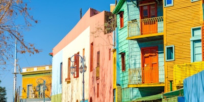 Lyse farger på Caminito-gaten i La Boca-området i Buenos Aires, Argentina