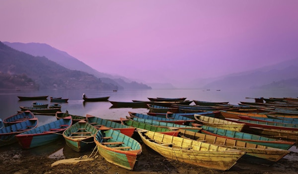 Vakkert skumringslandskap med båter på Phewa-sjøen, Pokhara, Nepal