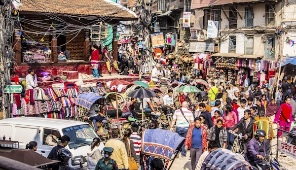 Gatene i kathmandu, Nepal, nær Dubar-torget. Masser av mennesker, rickshaws og motorsykler publikum gjennom gatene.