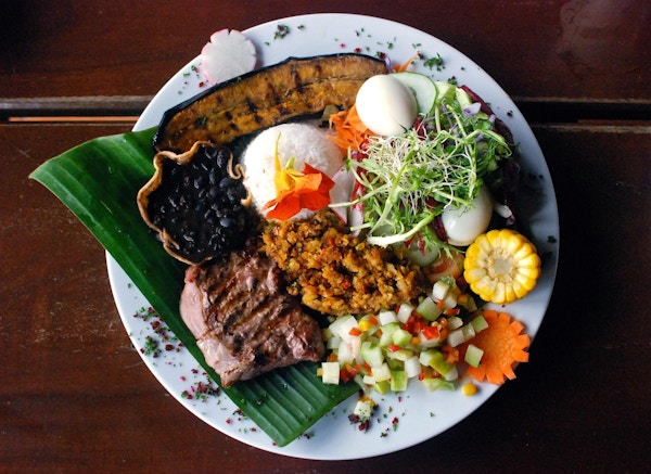 Tradisjonell plate i Costa Rica, kalt "Casado". Den er satt sammen av ris, bønner, biff, bananegg, mais og salat.