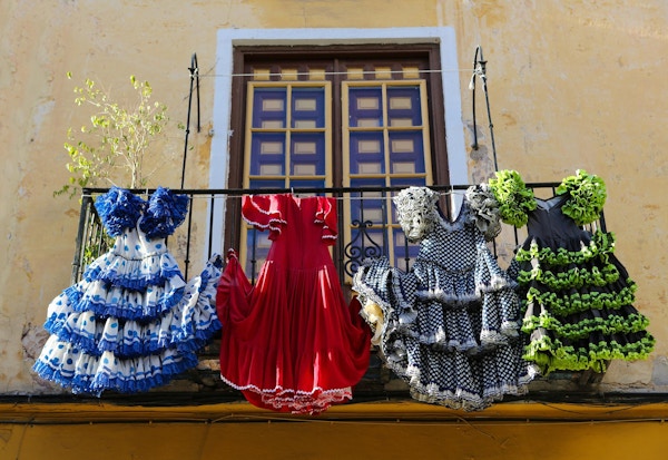Tradisjonelle flamencokjoler henger til tørk på en balkong i Málaga i Spania.