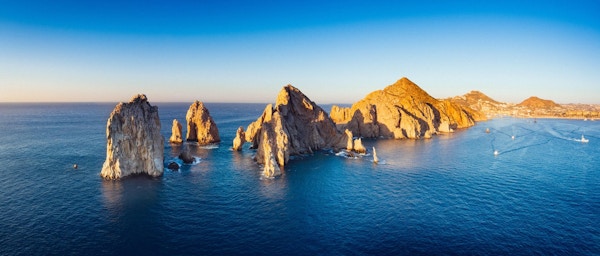 Panoramaoversikt over Cabo San Lucas. Byen er kjent for flotte strender og de spesielle klippeformasjonene. Mexico.