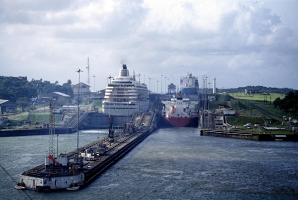 Nært på slusene i Panamakanalen, Panama City.