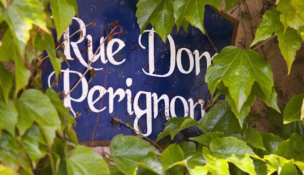 Rue Dom Perignon i landsbyen Hautvillers, i Champagne-regionen i Frankrike.
