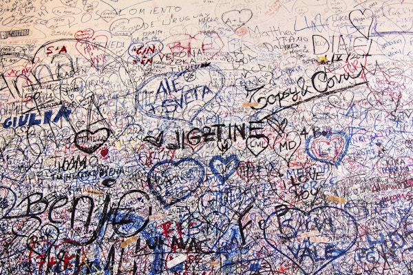 Del fra veggen full av meldinger fra elskere i Julietts hus, Verona, Italia.