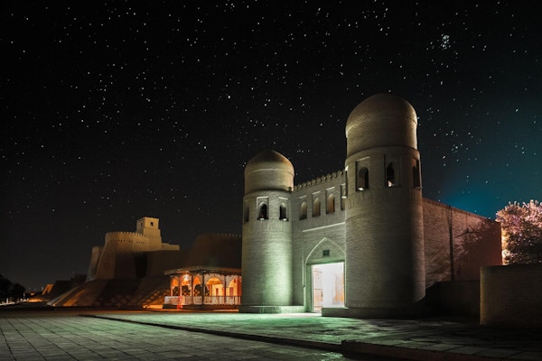 Den vestre porten (Ata Darvoza) til den gamle byen Itchan Kala om natten med stjerner. Khiva, Usbekistan
