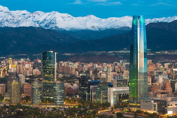 Skyline of Santiago de Chile ved foten av Andesfjellkjeden og bygninger i Providencia-distriktet.