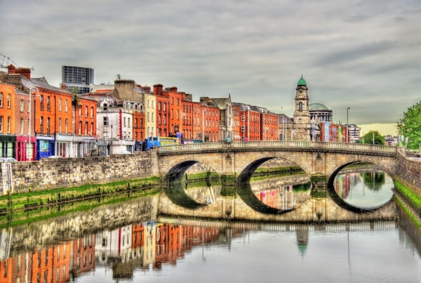 Utsikt over Mellows Bridge i Dublin - Irland
