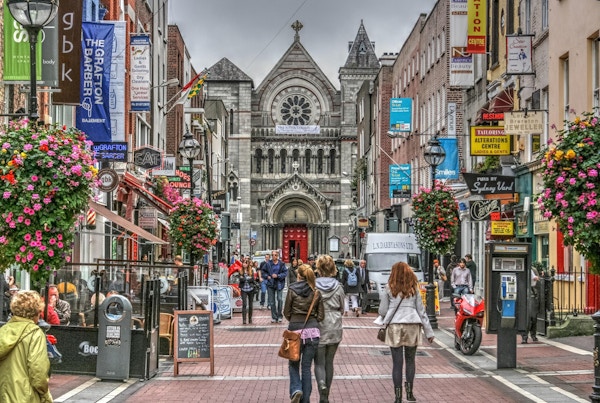 Berømt shoppingområde i Dublin, Irland. Grafton Street viser shoppere, butikker og kirke.