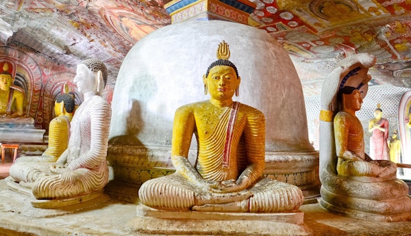 5th Century Wall Paintings and Buddha Statues At Dambulla Cave Golden Temple. Dambulla Cave Golden Temple er det største og best forbeholdte huletempelkomplekset på Sri Lank