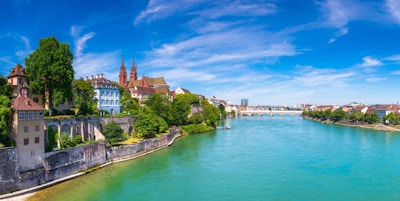 Gamlebyen i Basel med Munsterkatedralen i rød stein og Rhinen, Sveits.