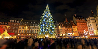 Stort juletre i julehovedstaden, Strasbourg, Alsace, Frankrike. Julen 2016