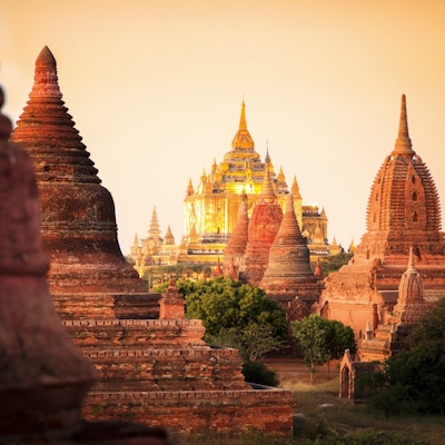 Verdensarven Bagan med sine store templer i vakkert sollys