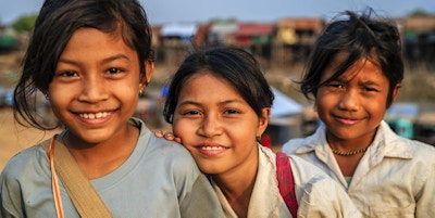 Glade kambodsjanske skolejenter i nærheten av Tonle Sap, Kambodsja