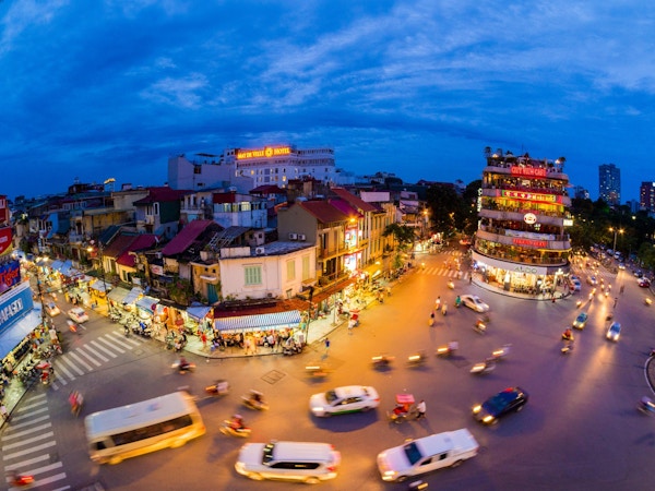 Utsikt over trafikken i Hanoi, Vietnam, foran City View Cafe-bygningen om kvelden.