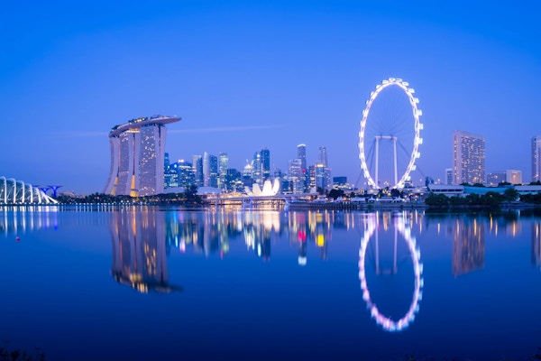 Singapore skyline om natten, utsikt fra Garden by the Bay.