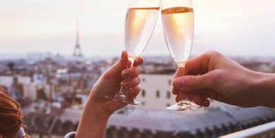 to glass champagne eller vin, par i Paris, romantisk feiring av forlovelse eller jubileum