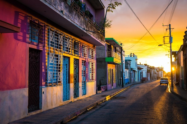 Det varme solnedgangslyset skinner på de tomme gatene i verdensarvens sentrum i den kubanske byen Camaguey, en unik latinamerikansk by i Karibien - Camaguey, CUBA i januar 2016