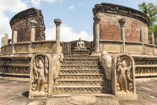 Vatadage er et buddhistisk tempel fra det gamle Sri Lanka ved Polonnaruwa, en hellig by på Sri Lanka. Hele strukturen er dekorert med helleristninger og har 4 innganger med Buddha på toppen og månestein ved inngangen.