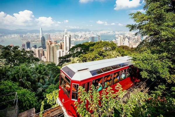 Hong Kong, Kina - 25. oktober 2012: Den berømte topptrikken med turister ombord ankommer Victoria Peak-stasjonen i Hong Kong.