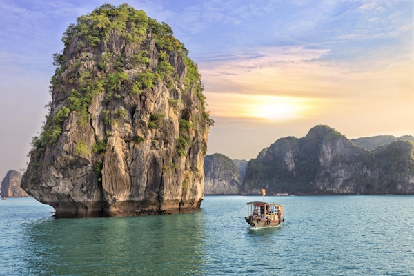Drømmende solnedgang blant steinene i Halong Bay, Vietnam