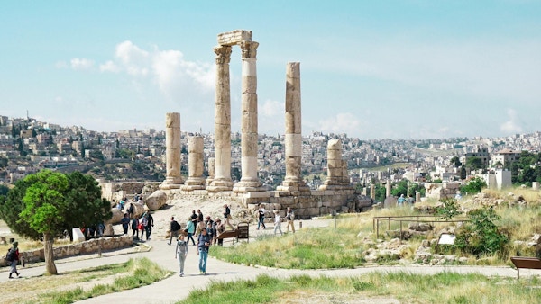 Ruinene av Tempel av Hercules med Amman by i bakgrunnen